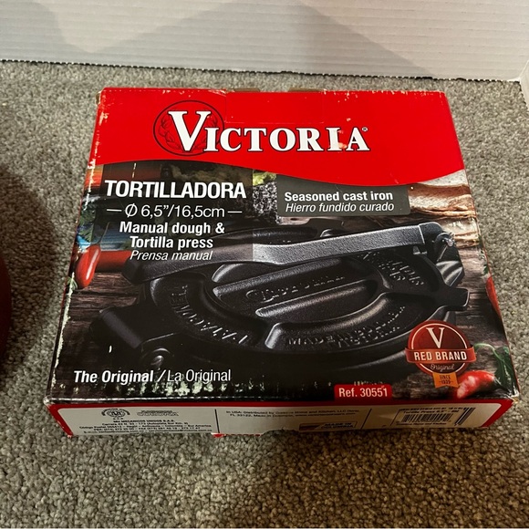 Victoria Seasoned Cast Iron Manual Dough and Tortilla Press with keeper - Picture 2 of 5